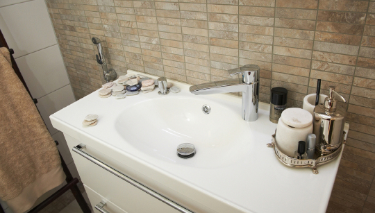 Смеситель Oras Cubista 2806 для раковины с гигиеническим душем