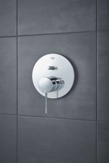 Смеситель Grohe Essence 24058001 для ванны с душем