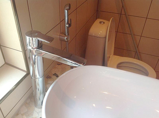 Смеситель Oras Cubista 2802 для раковины с гигиеническим душем, с донным клапаном