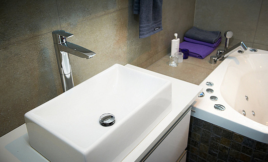 Смеситель Oras Cubista 2802 для раковины с гигиеническим душем, с донным клапаном