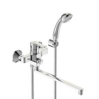 Настенный смеситель для ванны/душа Vidima UNO поворотный излив квадратной формы, душевой гарнитур в комплекте (душевая лейка Ø70 мм, металлический шланг), BA320AA